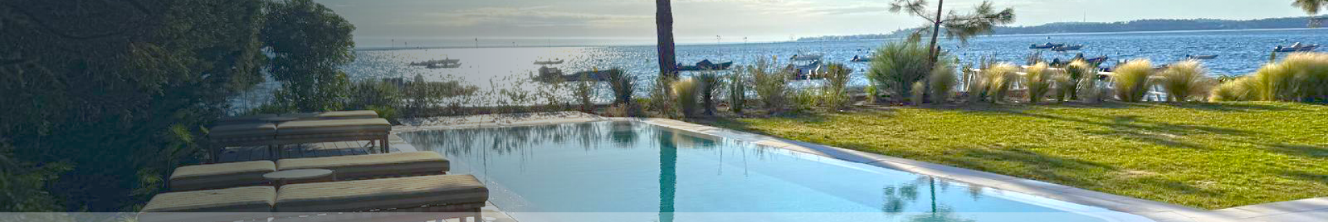 piscine effet miroir avec vu sur le bassin d'Arcachon créer par couleur piscine du sud ouest