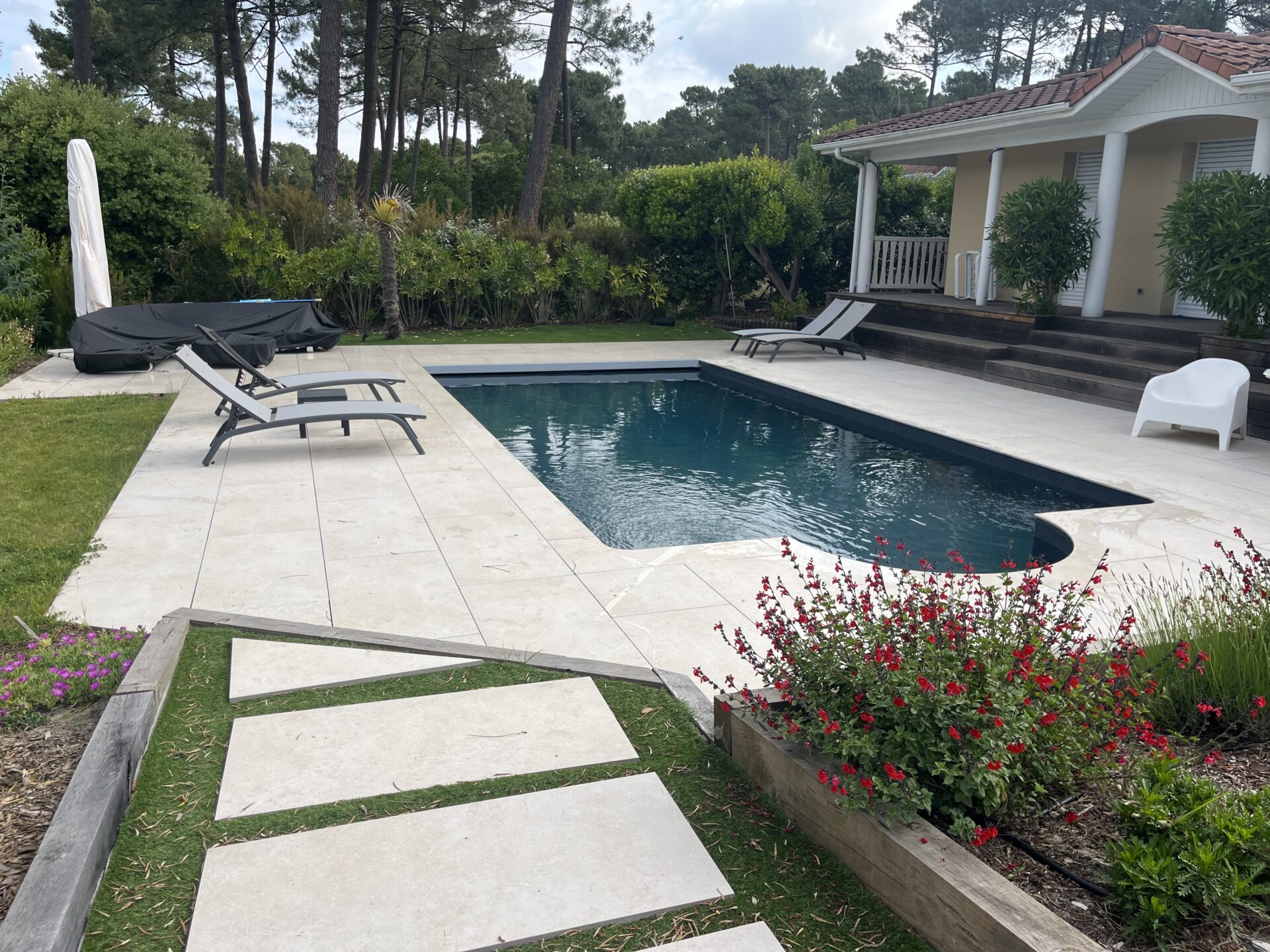 Après rénovation piscine Arcachon : résultat moderne avec automatisation et nouvelle terrasse, projet réalisé près d'Arcachon par Couleur piscine du sud ouest