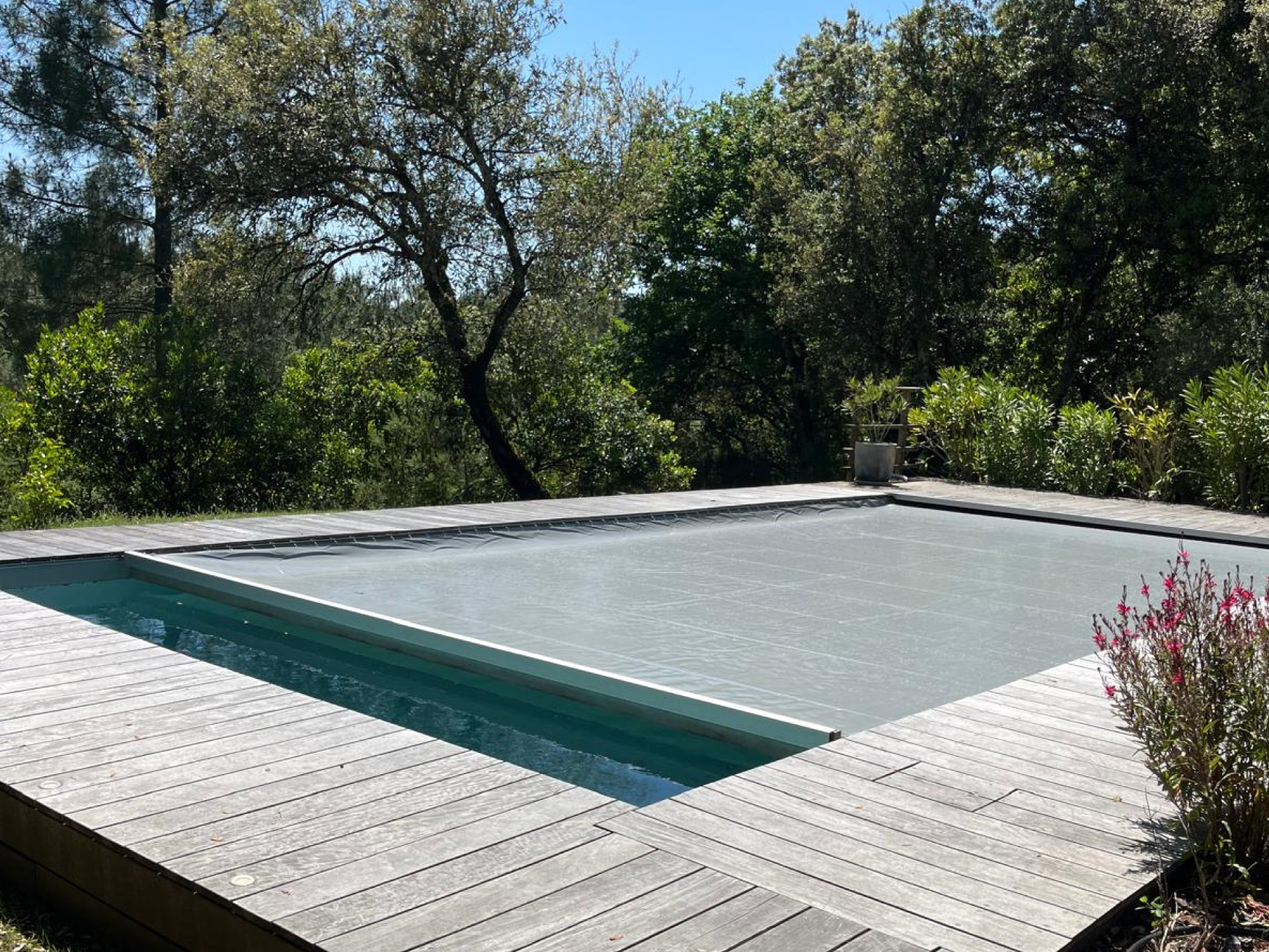 Couverture automatique Aquaguard : la solution de protection par Couleur piscine du sud ouest pour votre SAV de piscine à Carcans