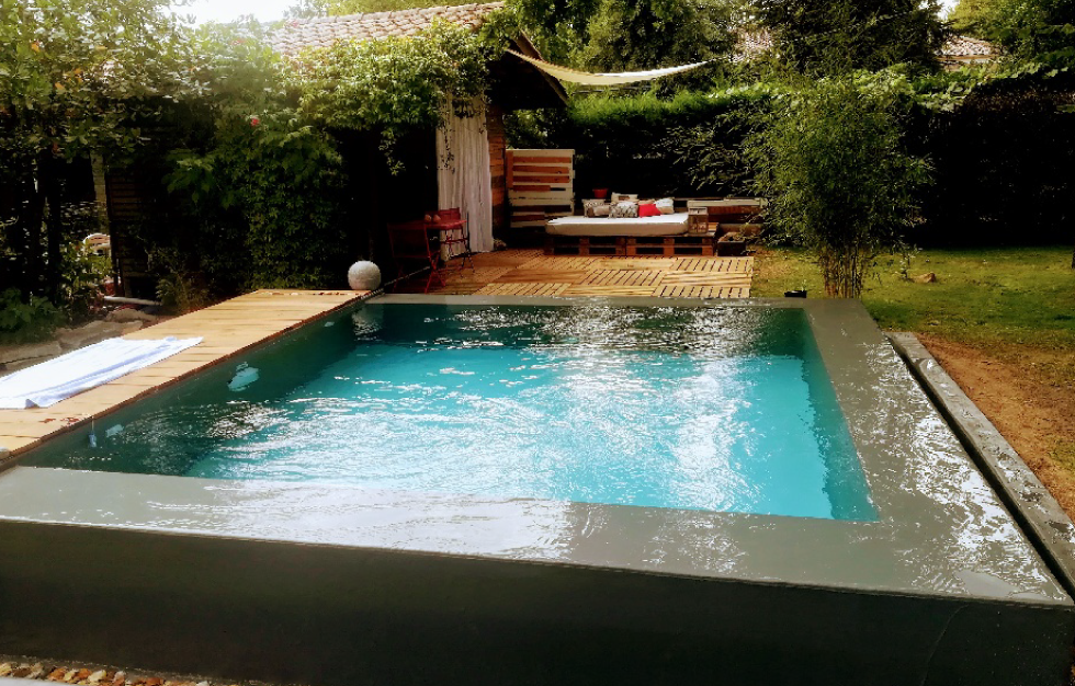 Piscine débordement Carcans : réalisation haut de gamme avec vue panoramique par Couleur piscine du sud ouest