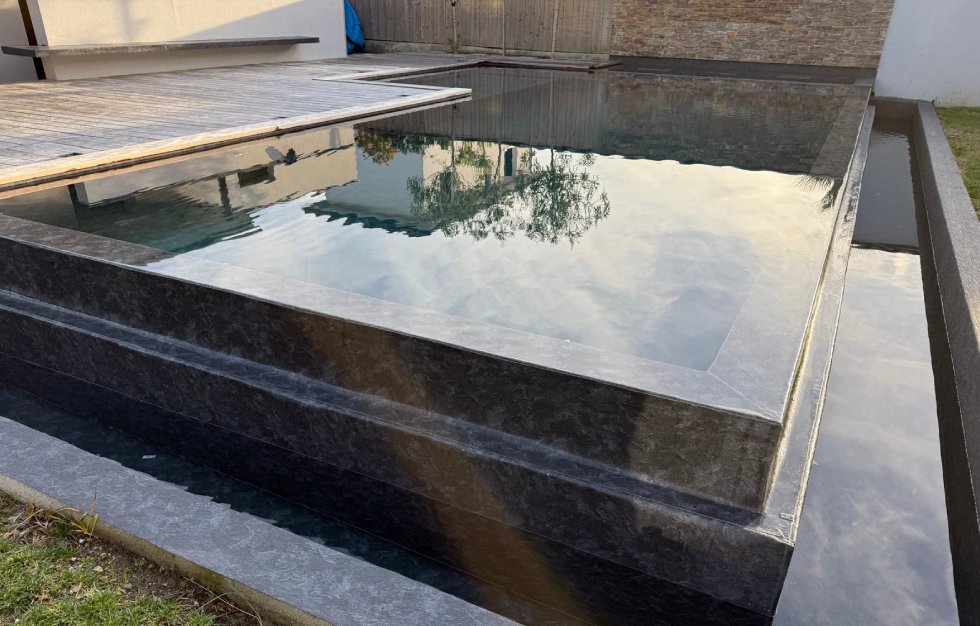 Design élégant de piscine débordement à proximité de Carcans, expertise Couleur piscine du sud ouest en aménagements de luxe