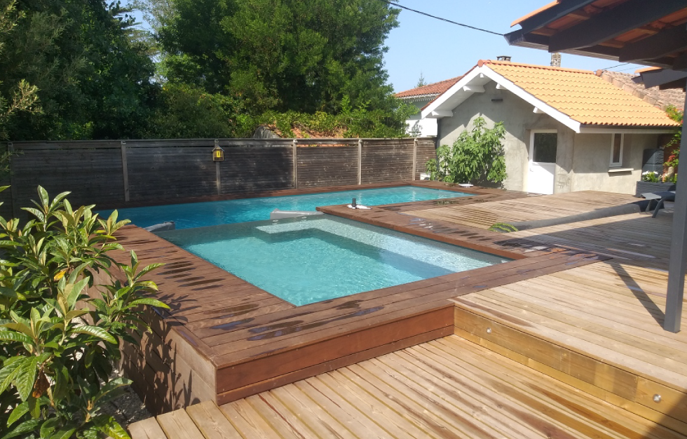 Piscine débordement Carcans : intégration paysagère et finition soignée réalisée par Couleur piscine du sud ouest