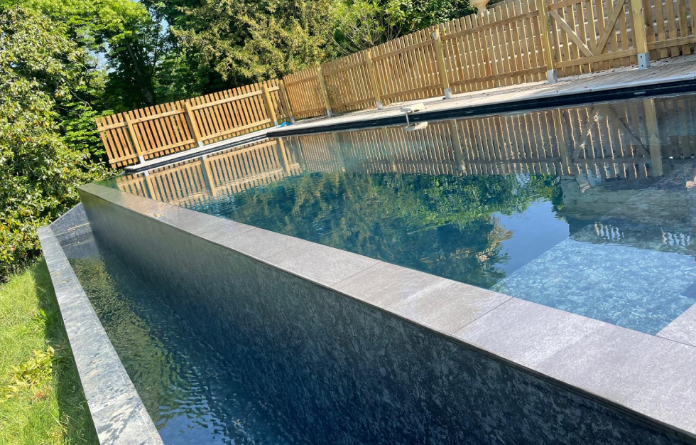 Installation de piscine débordement proche de Carcans par Couleur piscine du sud ouest, expert Piscine débordement Carcans