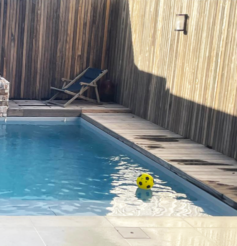 piscine avec margelle en bois de pin des landes réalisée par votre expert piscine à Arcachon