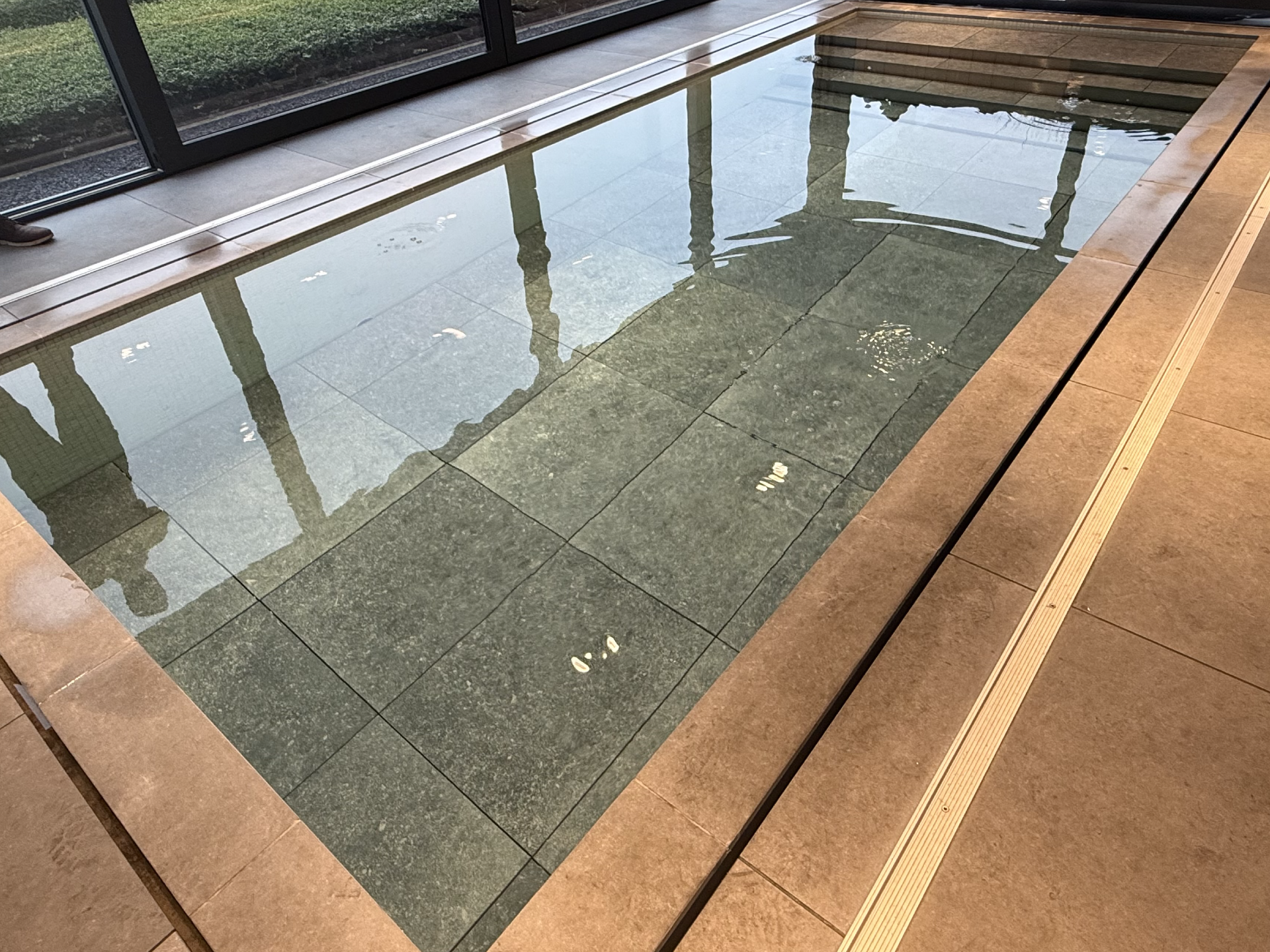 Chantier de pose pour sol rétractable de piscine, votre partenaire pour le SAV de piscine à Lacanau : Couleur piscine du sud ouest