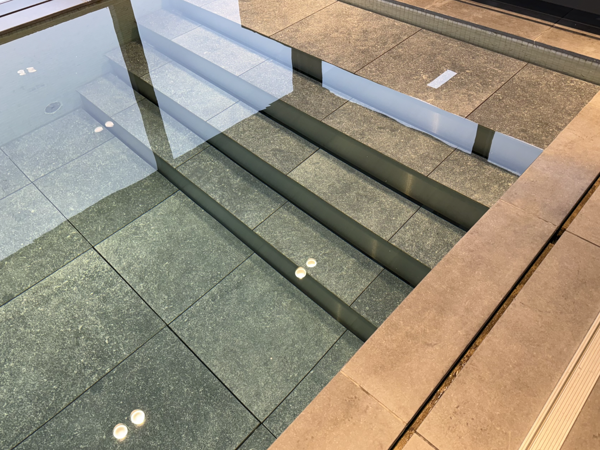 Sol de piscine rétractable sur mesure, expertise technique et SAV de piscine à Lacanau par Couleur piscine du sud ouest