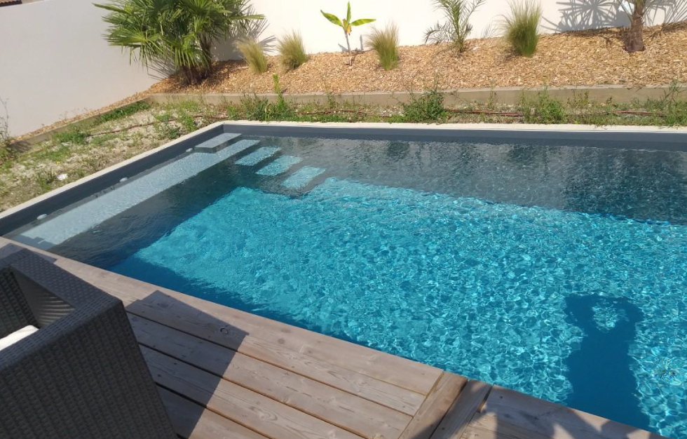 Création piscine Lacanau : réalisation d'une piscine standard avec terrasse bois par Couleur piscine du sud ouest