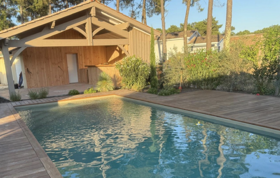 Piscine standard avec escalier immergé, projet de création piscine Carcans réalisé par Couleur piscine du sud ouest