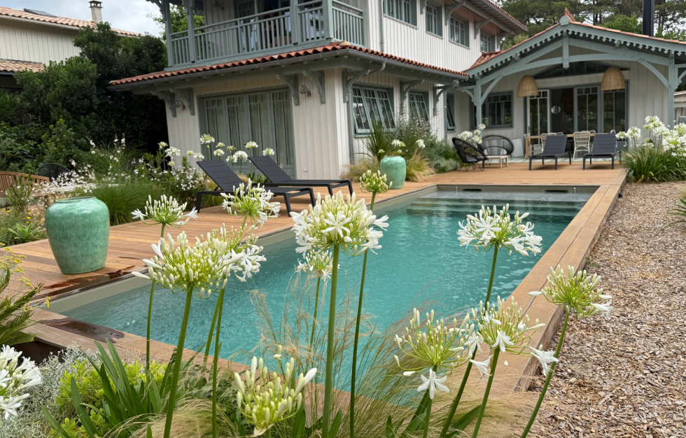 Création piscine Carcans : design de piscine standard avec revêtement sombre par Couleur piscine du sud ouest