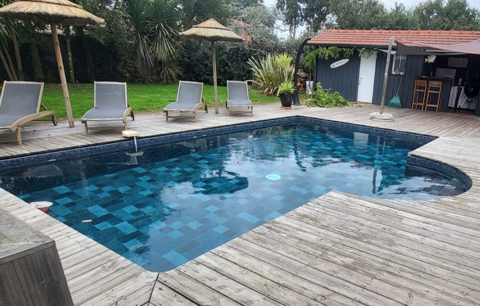Aménagement extérieur avec piscine standard à proximité de Carcans, expertise Couleur piscine du sud ouest en création piscine Carcans