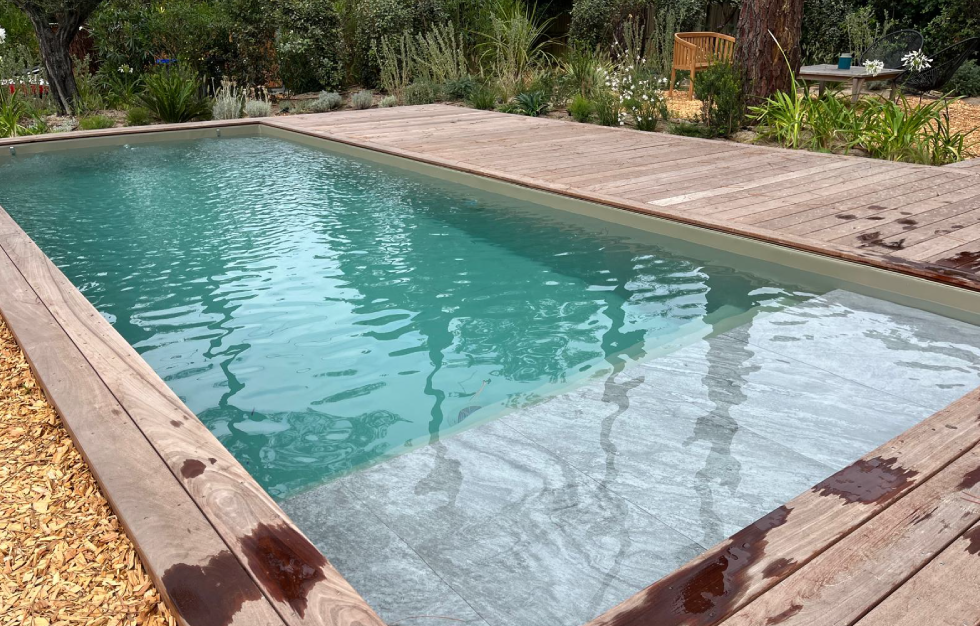 Couleur piscine du sud ouest : projet de création piscine Carcans, piscine standard avec terrasse bois intégrée