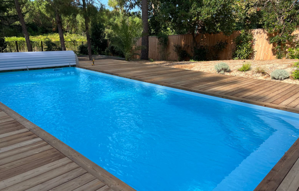 Création piscine Carcans : pose de piscine standard avec escaliers modernes par Couleur piscine du sud ouest