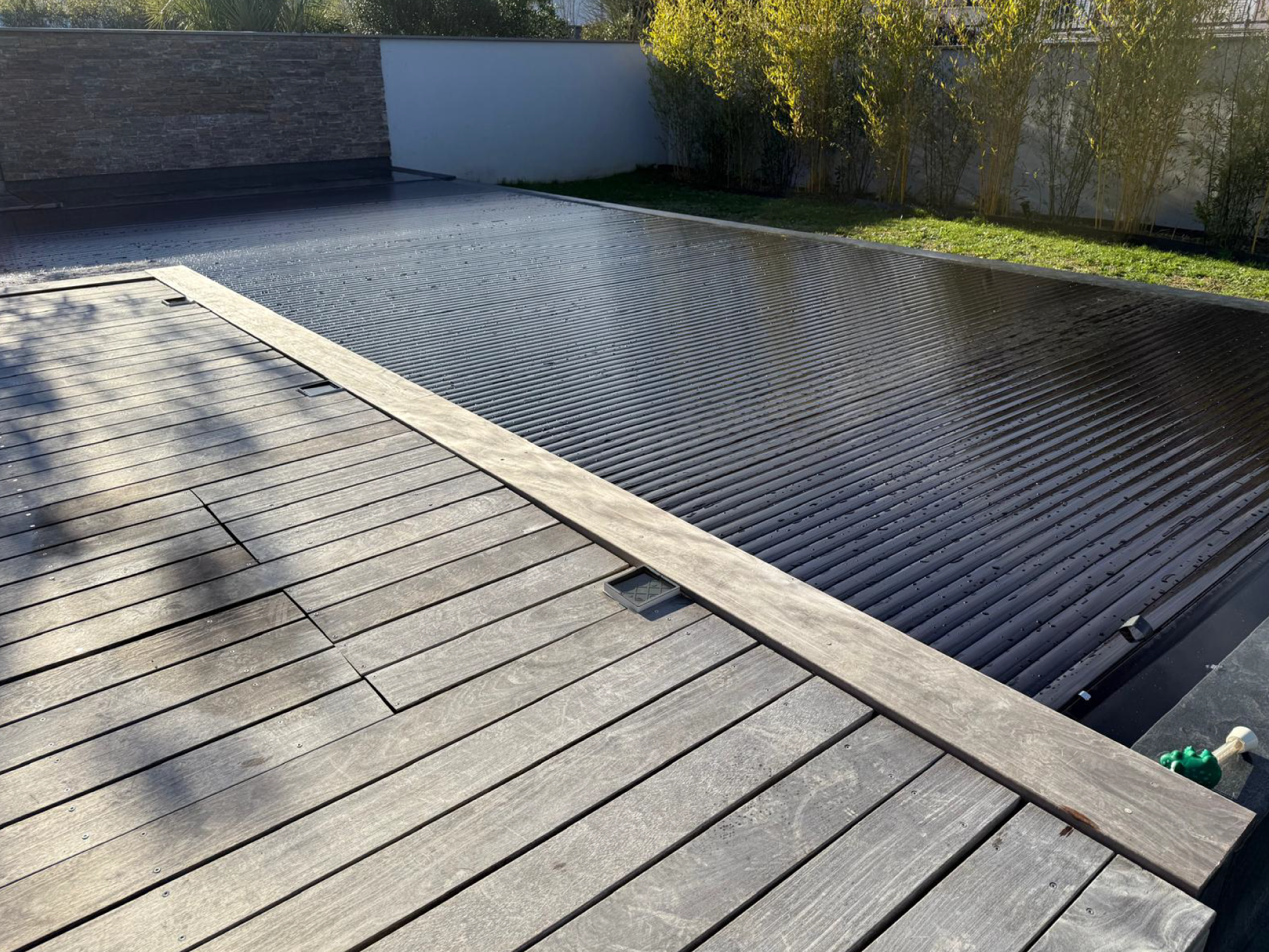 Maintenance de volet immergé solaire qui assure à la fois la sécurité, la propreté et le chauffage naturel du bassin par Couleur piscine du sud ouest, expert en SAV de piscine à Lacanau
