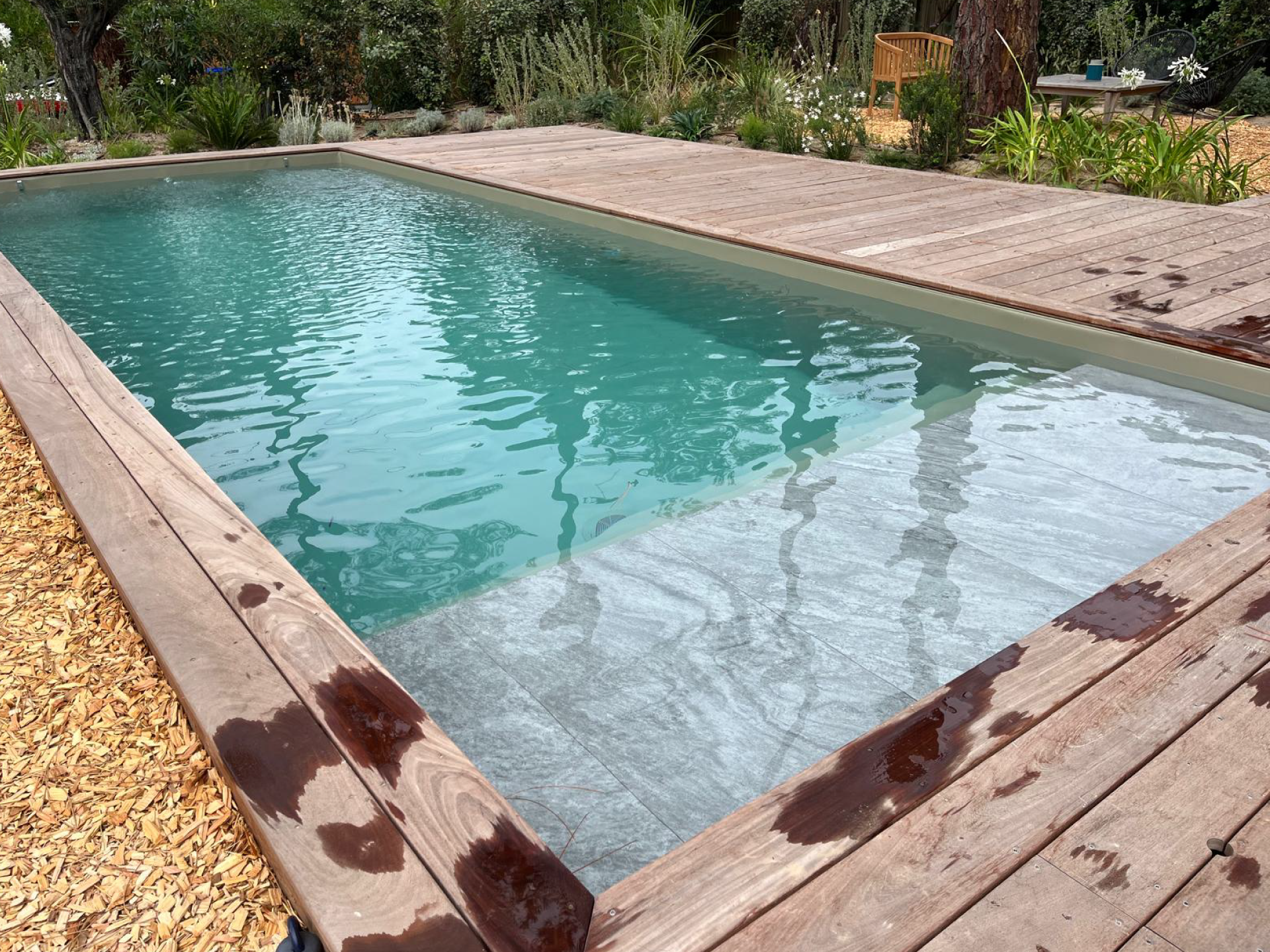 Volet de piscine avec plage intégrée : solutions de sécurité et SAV de piscine à Lacanau par Couleur piscine du sud ouest
